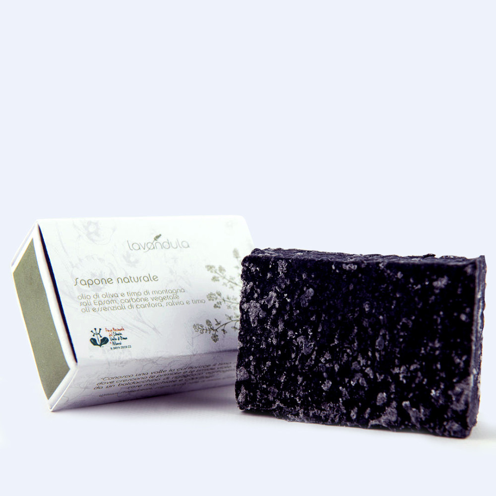 Sapone naturale olio di oliva, timo di montagna con sali epsom, carbone vegetale oli essenziali di canfora, salvia e timo